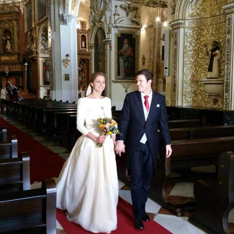 La Belleza Clasica de Bea en su Boda Caminando al altar