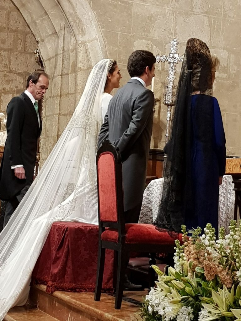 Siempre elegante Helen en el Altar