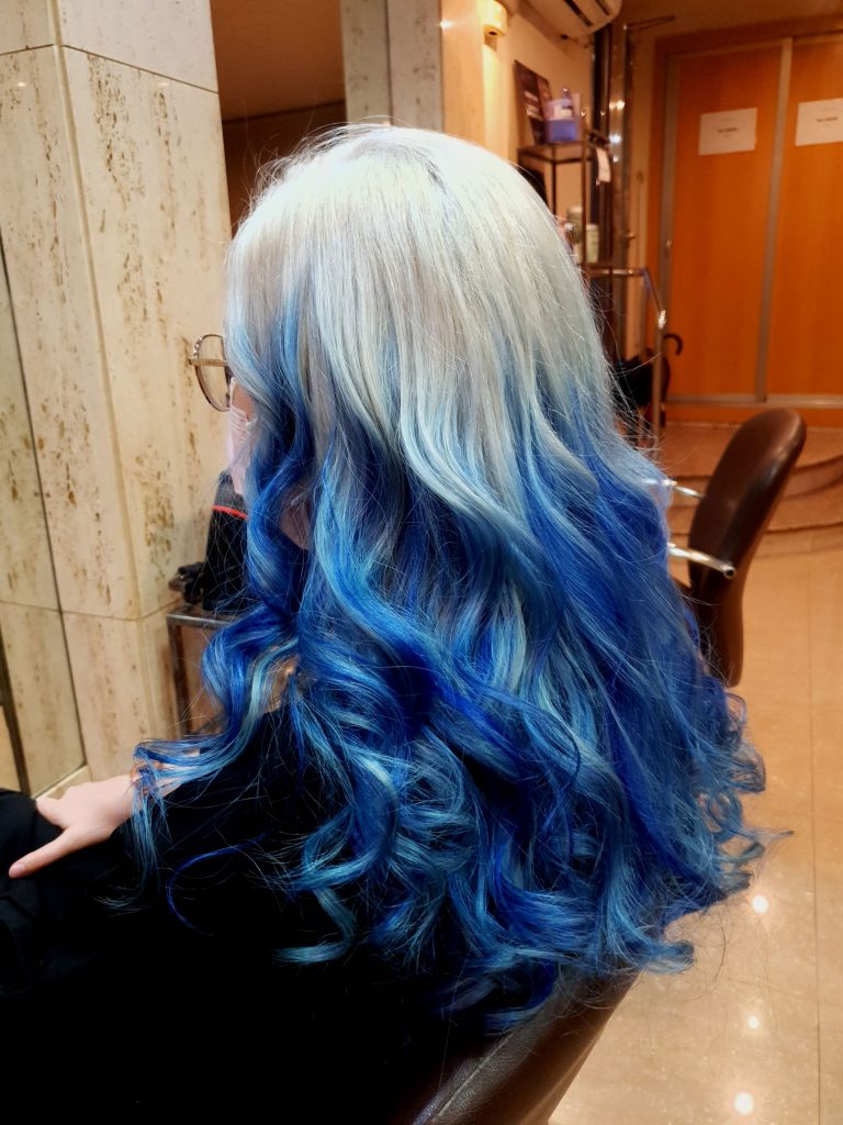 Balayage color fantasía en tonos azules sobre base rubio hielo