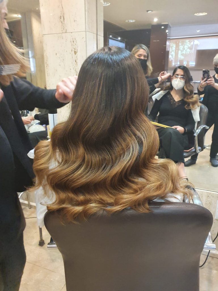 Pelo largo de ondas y mechas