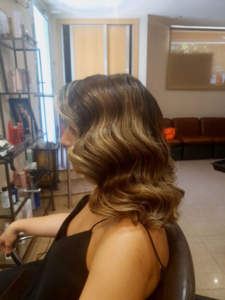 Ondas con balayage en tonos caramelo y rubios dorados