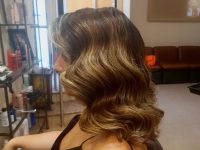 Ondas con balayage en tonos caramelo y rubios dorados 